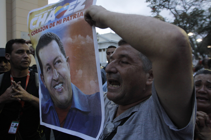 People mourn for the death of Venezuelan President Hugo on March 5, 2013. [Xinhua photo]