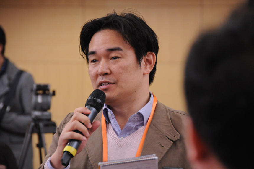 A foreign reporter raises questions during the press conference held by the First Session of the National Committee of the 12th Chinese People&apos;s Political Consultative Conference (CPPCC) in Beijing on March 7, 2013. [Xinhua photo] 