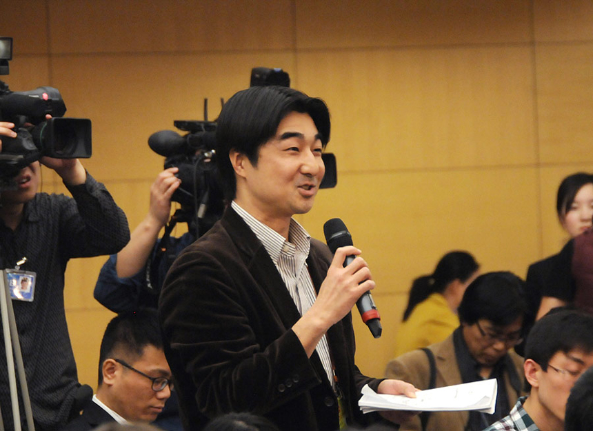 A Japanese reporter raises questions during the press conference held by the First Session of the National People&apos;s Congress (NPC) in Beijing on March 7, 2013. [Xinhua photo]