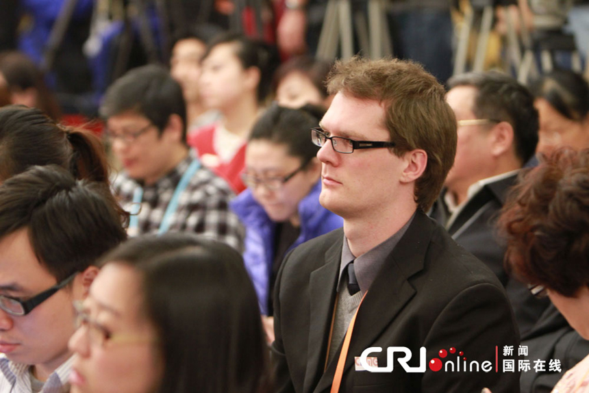  In the picture a foreign reporter attends the press conference.