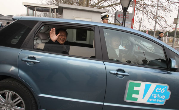 Minister of Technology and Science Wan Gang leaves in an electric car after a news conference during the annual sessions of the top legislature and political advisory body on Thursday. [Photo / China Daily]