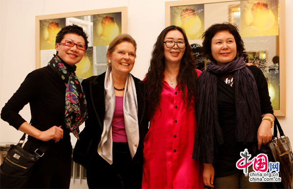 Austrian ambassador to China Irene Giner-Reichl(2nd from left) and Chinese artist Feng Ling(2nd from right) pose for a picture at the latter's show held at the Austrian Embassy in Beijing, to celebrate International Women's Day. [China.org.cn]