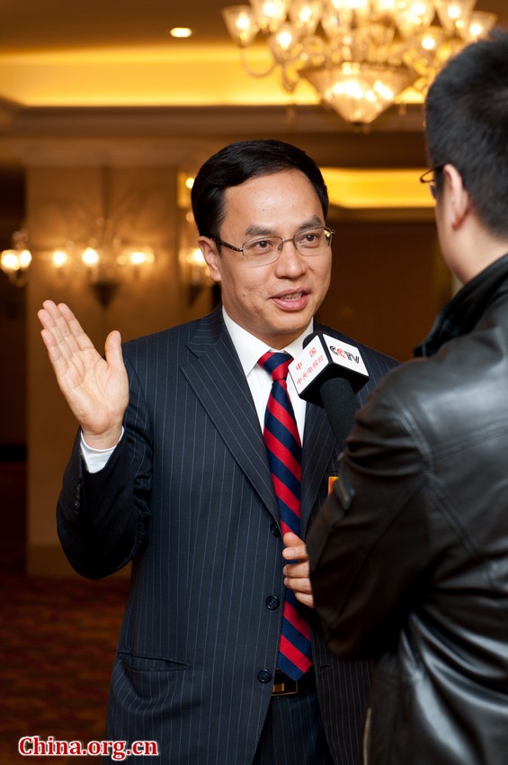 Taking the questions from China Central Television (CCTV), Li clarifies the difference between thin-film cells and crystalline silicon ones, noting only the latter have been subjected to trade frictions while thin-film cells always 'stay untouched.' [Photo / China.org.cn]