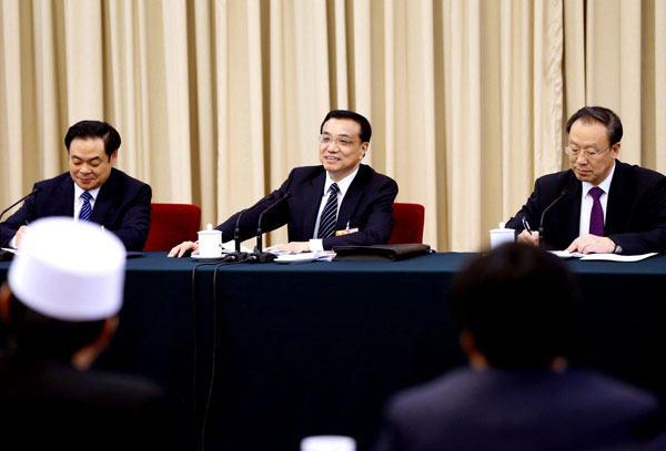 Vice Premier Li Keqiang (C) joins lawmakers in a panel discussion with deputies from Northeast China's Jilin province during the ongoing annual session of the National People's Congress (NPC) in Beijing, March 10, 2013. [Photo/Xinhua]