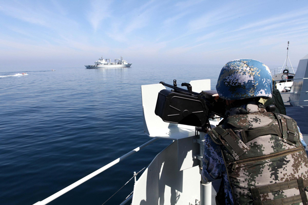 The command ship Harbin closes in on a “hijacked” commercial ship, which is played by the supply ship Weishanhu, during a combat rescue drill of China’s 14th escort fleet on March 10 in the Arabian Sea. [Photo/Xinhua]