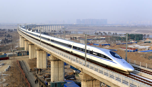 A bullet train passes on the Yongding River Railway Bridge, which goes across Beijing’s Shijingshan, Fengtai and Fangshan districts and Zhuozhou in Hebei province. [Photo/China Daily]