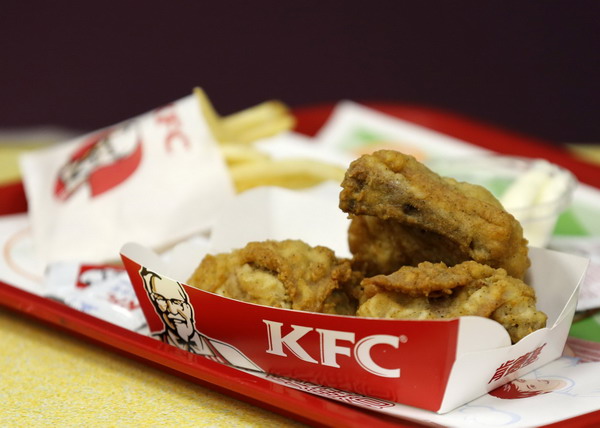 Pieces of fried chicken are pictured at a KFC restaurant in Beijing, Feb 26, 2013. Yum Brands Inc on Monday reported an unexpected 2 percent rise in February sales at established restaurants in China. [Photo / Agencies]