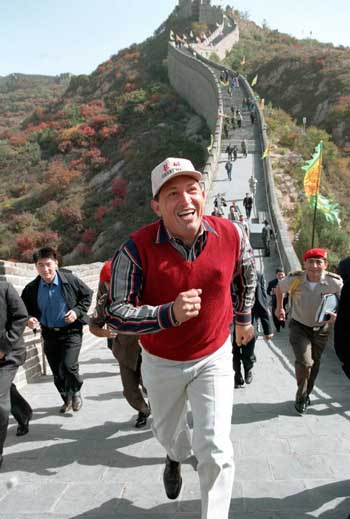 The late Venezuelan President Hugo Chavez runs on the Great Wall in his visit to China in 1999. [Photo:Xinhua]