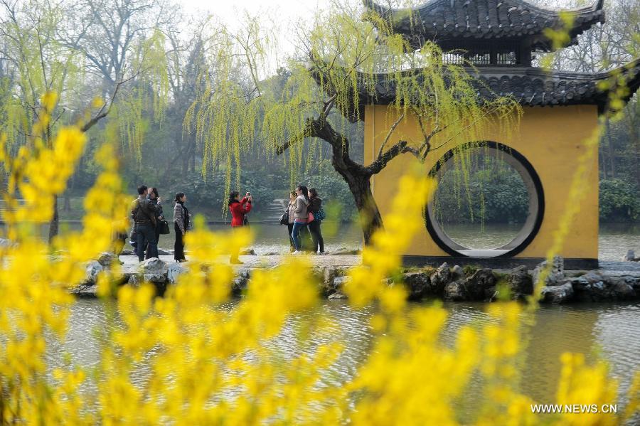 Enjoy scenery of Slender West Lake in China's Jiangsu