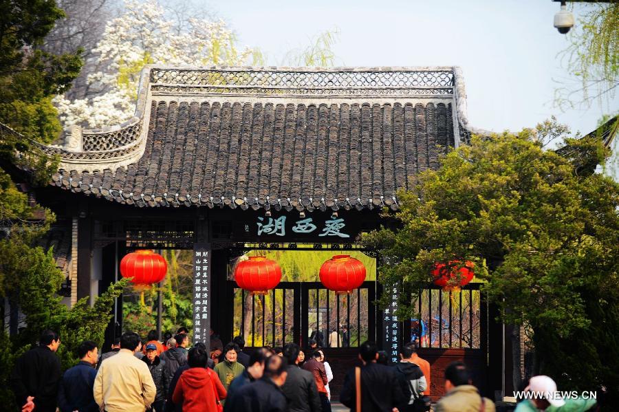 Enjoy scenery of Slender West Lake in China's Jiangsu