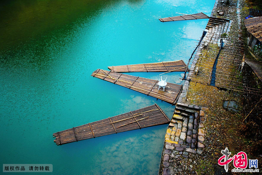 The Nanxi River, a State-level scenic spot, is 23 km from Wenzhou city. The river has 36 bends and 72 beaches, with a drainage area of 2,429 sq m. Running from north to south, the Nanxi River first flows into the Oujiang River and finally empties into the East China Sea.