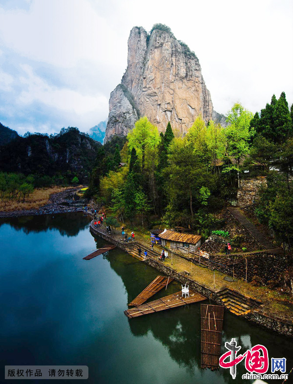 The Nanxi River, a State-level scenic spot, is 23 km from Wenzhou city. The river has 36 bends and 72 beaches, with a drainage area of 2,429 sq m. Running from north to south, the Nanxi River first flows into the Oujiang River and finally empties into the East China Sea.