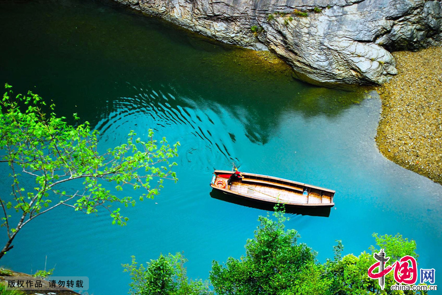 The Nanxi River, a State-level scenic spot, is 23 km from Wenzhou city. The river has 36 bends and 72 beaches, with a drainage area of 2,429 sq m. Running from north to south, the Nanxi River first flows into the Oujiang River and finally empties into the East China Sea.