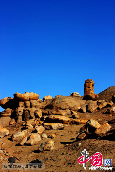 Situated about 100 kilometers away from Karamay city, Xinjiang Uygur autonomous region, the Ghost Town of World has become a famous tourist area for its unique landform and the howling wind.