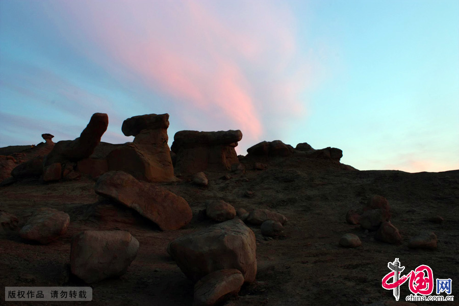 Situated about 100 kilometers away from Karamay city, Xinjiang Uygur autonomous region, the Ghost Town of World has become a famous tourist area for its unique landform and the howling wind.