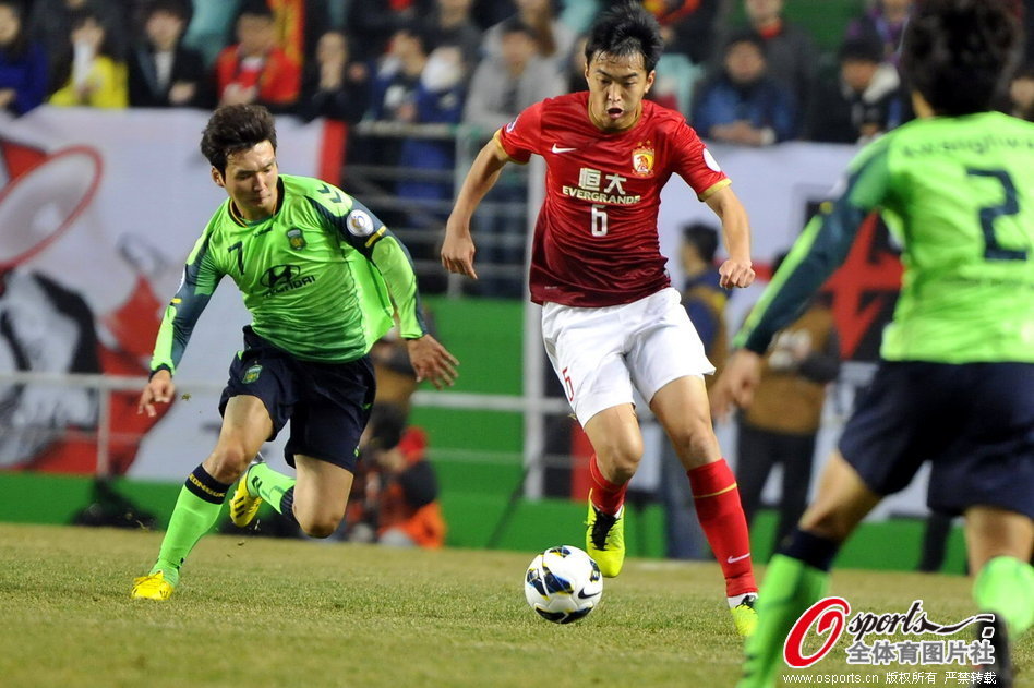 Feng Xiaoting of Evergrande and Seo Sang-Min of Jeonbuk vie for the ball. 