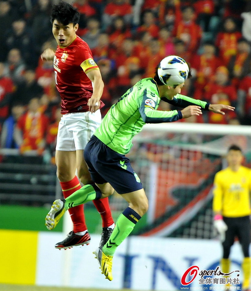  Zheng Zhi of Evergrande and Lim You-Hwan of Jeonbuk jump for the header.