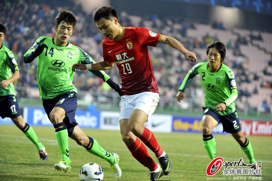 Gao Lin of Evergrande tried to drive past Kim Jung-Woo of Jeonbuk.