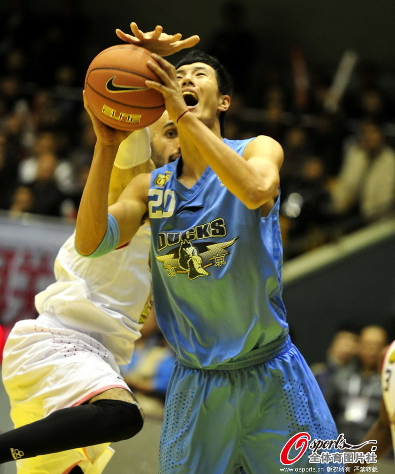 Shandong's Zaid Abbas tries to block Zhai Xiaochuan of Beijing in CBA semi-final clash between Shandong and Beijing on March 13, 2013.