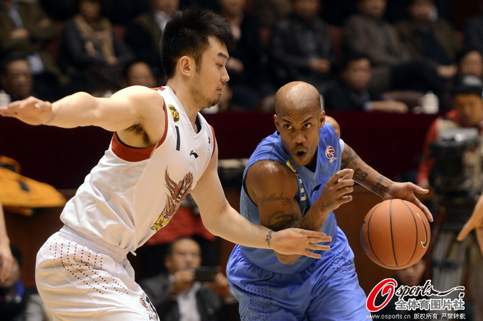 Stephon Marbury of Beijing tries to drive past Sui Ran of Shandong in CBA semi-final clash between Shandong and Beijing on March 13, 2013. 