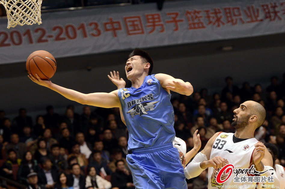 Chen Lei of Beijing goes up for a basket in CBA semi-final clash between Shandong and Beijing on March 13, 2013.