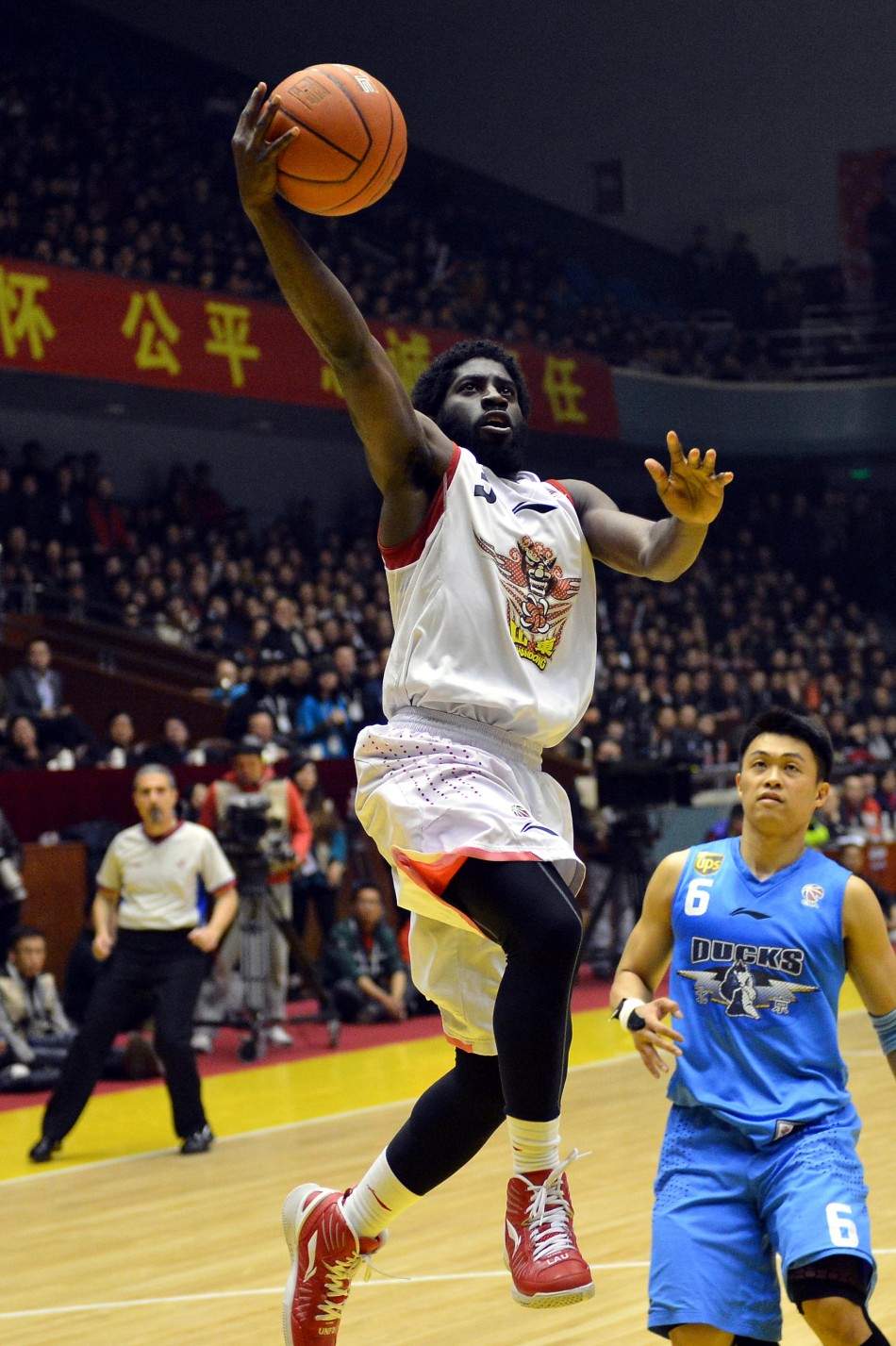 Pooh Jeter of Shandong goes up for a layup in CBA semi-final clash between Shandong and Beijing on March 13, 2013. 