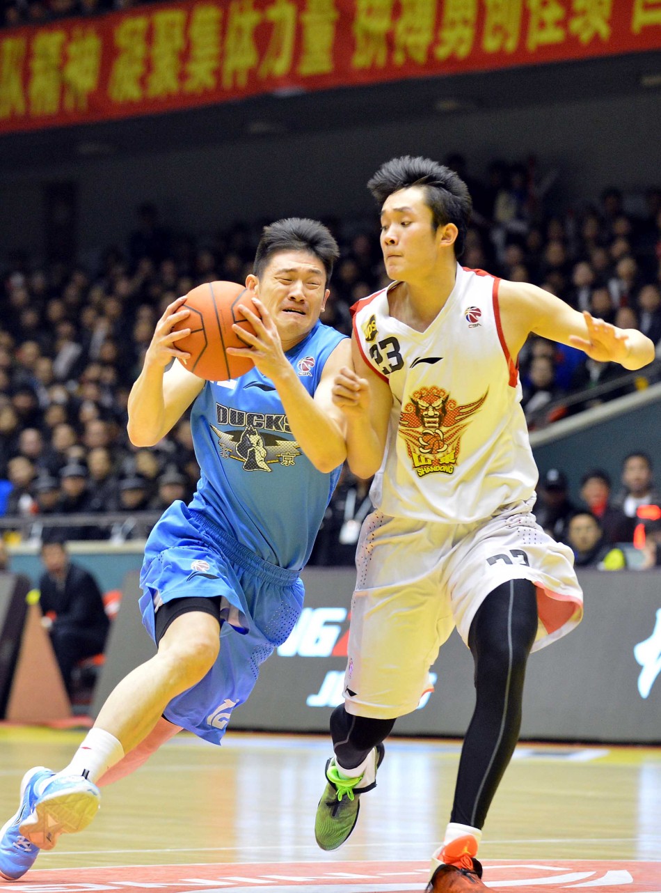 Chen Lei of Beijing tries to drive past Shandong's Ding Yanyuhang in CBA semi-final clash between Shandong and Beijing on March 13, 2013. 