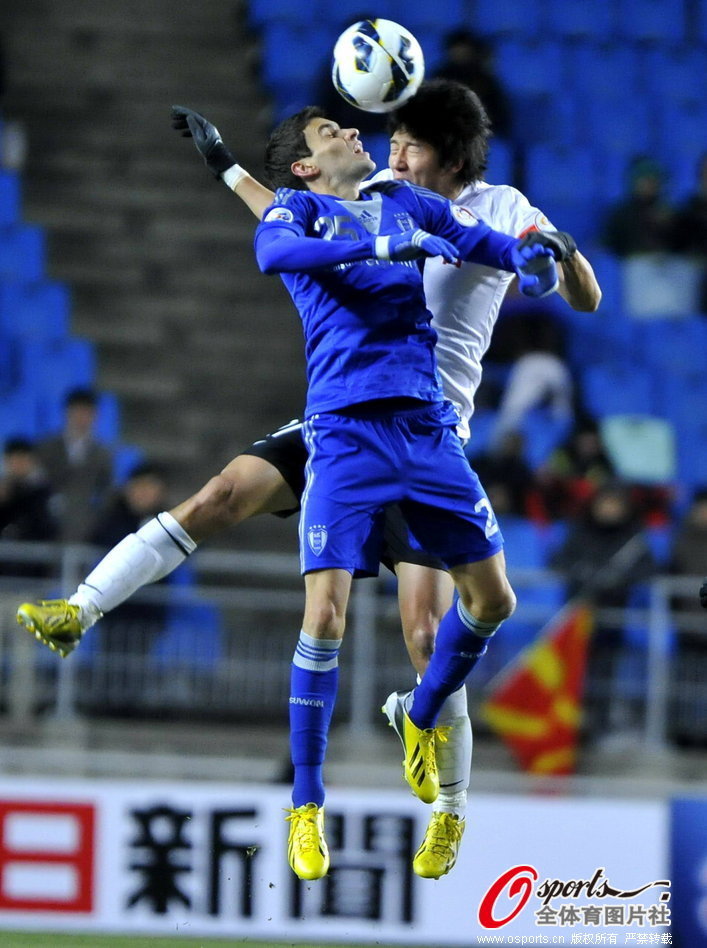  Pimpao of Suwon Bluewings and Yu Hai of Guizhou Renhe jump for the header.