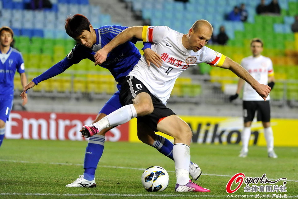 Zlatan Muslimovic tries to control the ball. 