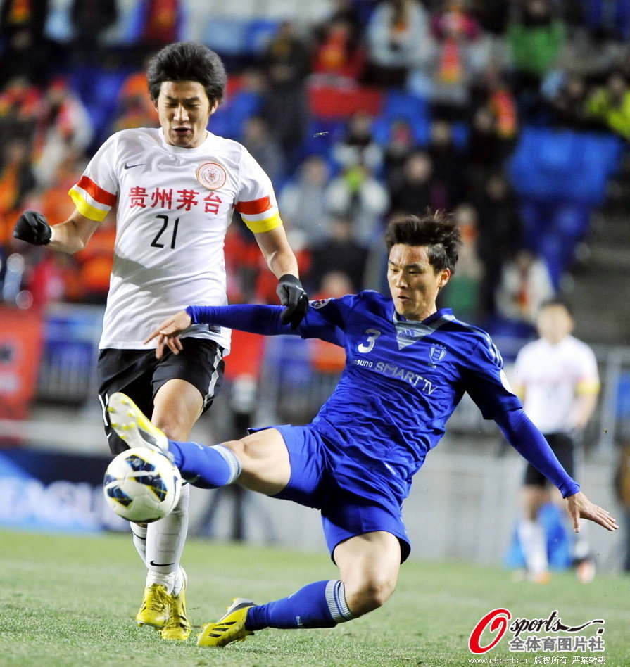 Lee Jong-Min of Suwon and Yu Hai of Guizhou vie for the ball. 