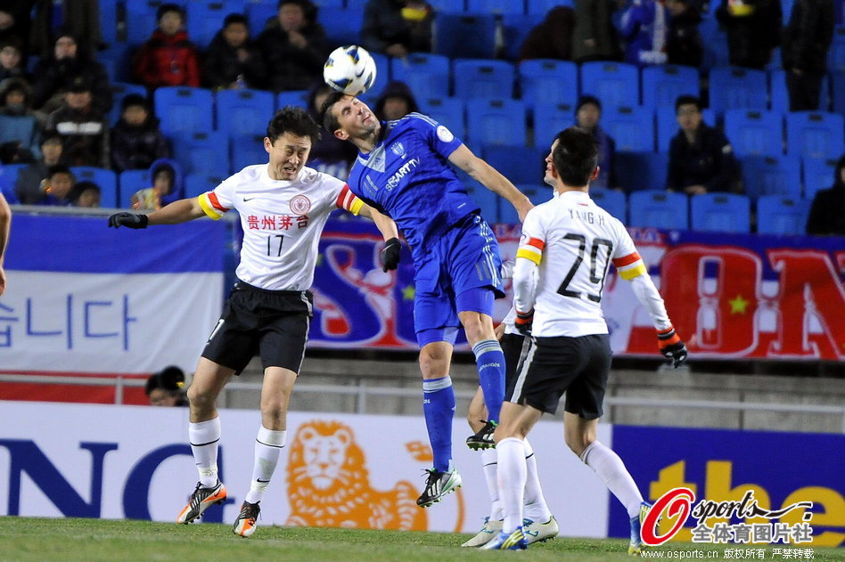 Stevica Risti? of Suwon and Sun Jihai of Guizhou vie for the header. 