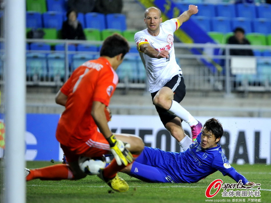 Muslimovic's shot stopped by the goalkepper of Suwon. 