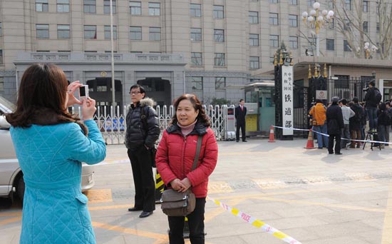 People take photos in front of the gate of the Ministry of Railways on March 11, 2013 as China plans to split it up into administrative and commercial branches in order to reduce bureaucracy and improve railway service efficiency.[Photo/CFP]