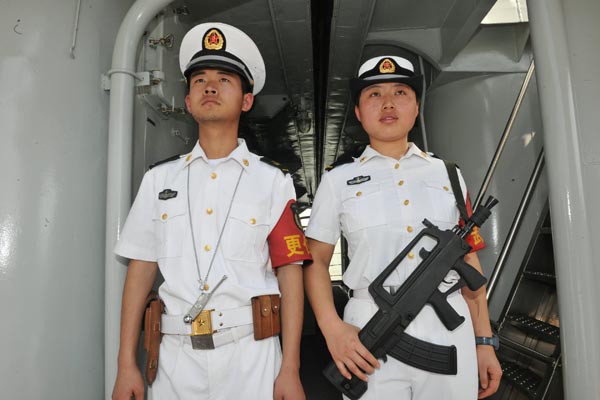 Male and female sailors are on duty. [Photo by Wang Changsong]