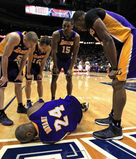 Kobe Bryant sprained his left ankle in the last minute of Wednesday night's 92-96 away loss to the Atlanta Hawks.