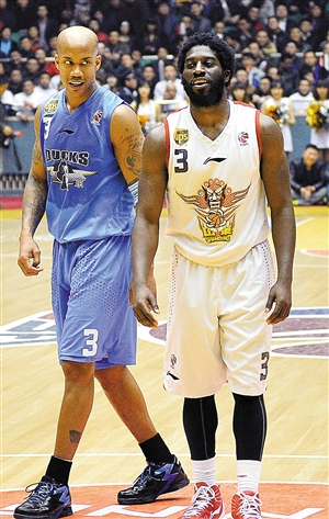 Stephon Marbury and Pooh Jeter in Game 2 of CBA semi-final clash between Beijing and Shandong.