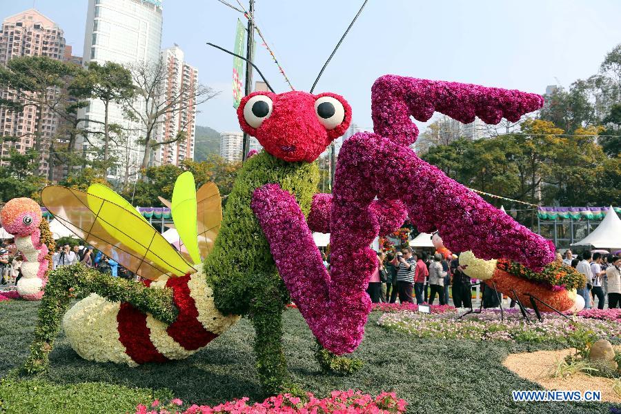 People visit a flower show in south China's Hong Kong, March 15, 2013. The 10-day Hong Kong Flower Show 2013 kicks off on Friday at Victoria Park. More than 200 organizations contributed some 350,000 flowers to the show. [Photo / Xinhua]