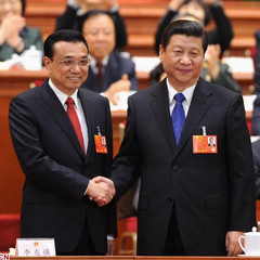 Xi Jinping shakes hands with Li Keqiang