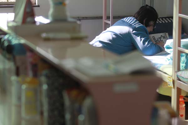 An inmate works on her reading material in Beijing Women's Prison on March 5. [Photo/China Daily]