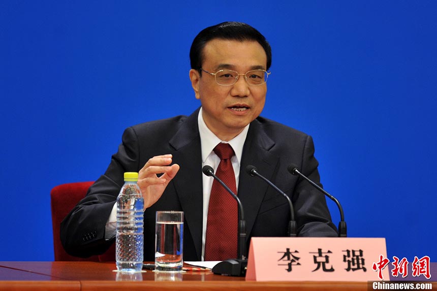 Premier Li Keqiang, China's newly elected premier, gestures with his hand while hosting a press conference at the Great Hall of the People in Beijing on Sunday morning, March 17, 2013.[Photo/Xinhua]