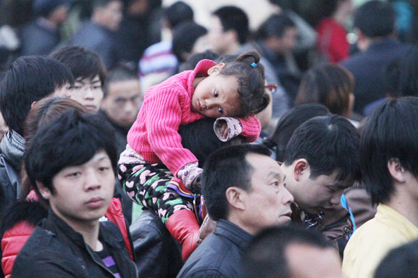 Passengers at the railway station in Xi'an, Shaanxi province, on March 6. [Photo/China Daily]