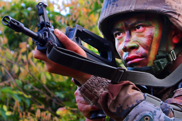 Liu Gui, unit commander of a commando brigade in South China’s Guangzhou Military Area, practices shooting on Feb 7, 2013. Liu, who was born in the 1980s, commands more than 20 special operations skills and is capable of handling 56 kinds of military equipment. [Photo/Xinhua]