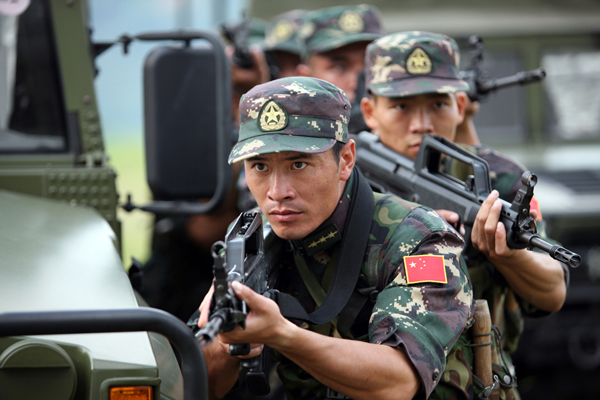 Liu Gui, unit commander of a commando brigade in South China’s Guangzhou Military Area, practices closing in on enemies on Sept 16, 2011. [Photo/Xinhua]