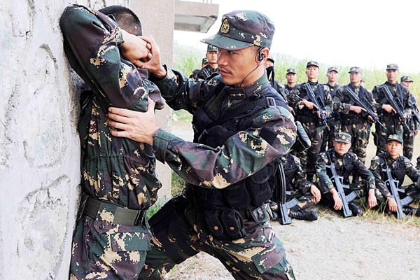 Liu Gui, unit commander of a commando brigade in South China’s Guangzhou Military Area, demonstrates for his troops on Nov 18, 2010. [Photo/Xinhua]