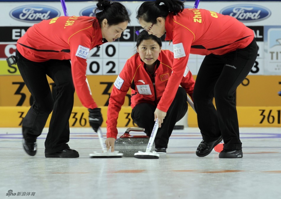 China's third Liu Yin (C) watches a stone during their World Women's Curling Championship qualification round match against Sweden in Riga, March 19, 2013. 