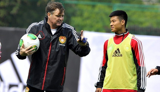 Chinese national soccer head coach Jose Antonio Camacho instructs Chen during a training session on Tuesday in Changsha, Hunan province.