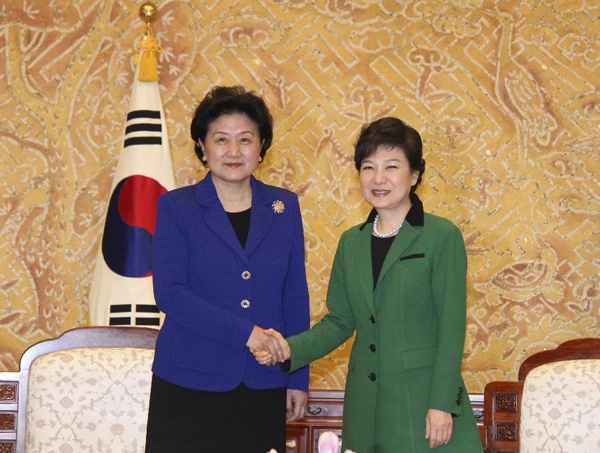 Chinese State Councilor Liu Yandong (L), a special envoy of President Hu Jintao and Xi Jinping, general secretary of the Communist Party of China (CPC) Central Committee, meets with South Korea&apos;s first female president Park Geun-hye in Seoul, South Korea on Feb. 25, 2013. Liu also attended Park&apos;s inauguration ceremony in Seoul. [Xinhua photo]