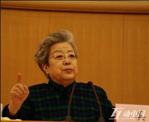 Wu Yi earned the title of “Iron Lady” for her intelligence, insight and toughness. She was experienced and adept in international negotiations. In this picture, Wu attends a social function.