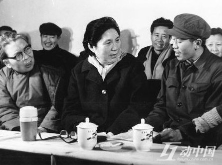  In this picture, Chen inspects the work in Sichuan Province when she held the post of vice premier.