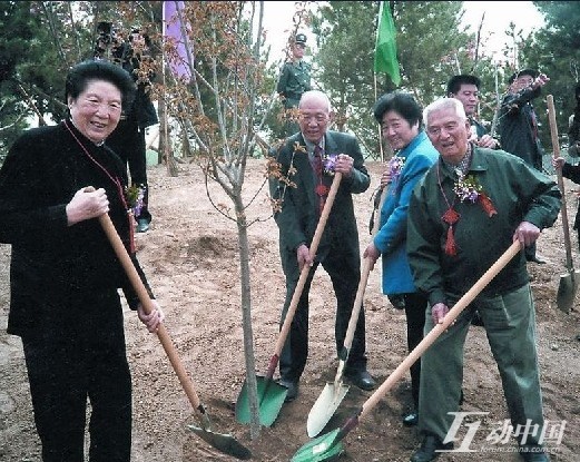 In this picture, Chen participates in a tree-planting activity when she held the post of honorary chairwoman of Beijing Forestation Foundation.